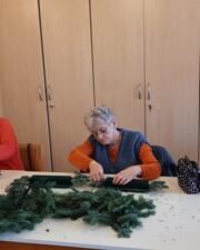 Kerststukjes maken voor de Kerstmarkt samen met Connie