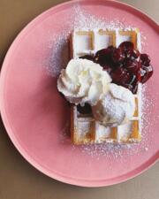 Warme wafel met kriekskes