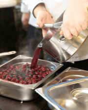 IJssalon: vanille ijs met warme krieken en slagroom