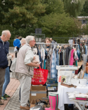 Rommelmarkt in de tuin van De Brem