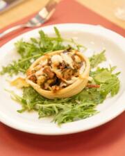 Avondsnack: Quiche met salade en glas huiswijn