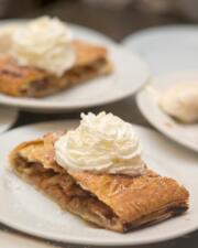 Warme appeltaart met ijsbol