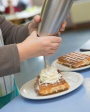 Warme wafel met bol ijs, slagroom en saus