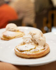 Cremerie Romanza Gegrilde nectarine, ijs en munt