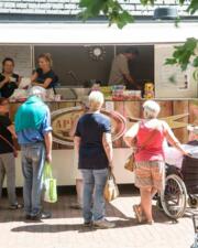Smoutebollen eten op de Sinksefoor