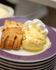 Smulnamiddag - Appelstrüdel met ijs en slagroom