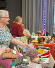 Cadeau marktje met verschillende verkoopstandjes en lekkere appelbeignets