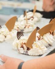 IJssalon coupe banana split met slagroom