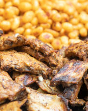 Dolle dinsdagavond: Ribbetjes met frietjes en een slaatje