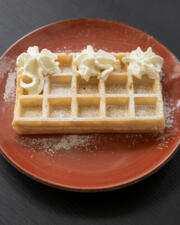 Warme wafel met slagroom