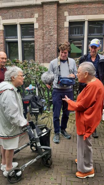 Podcastmakers in gesprek met de bewoners van Ten Gaarde