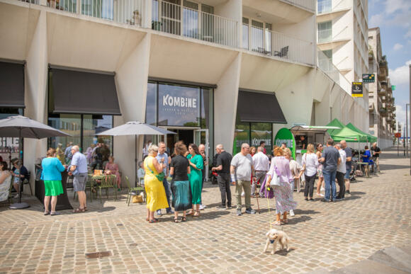 De smaakvolle opening van de eerste Kombine